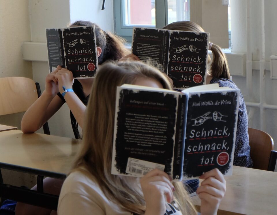 Schülerinnen lesen